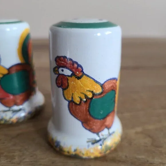 Vintage hand painted salt &pepper shakers with rooster and hen. - Picture 4 of 6